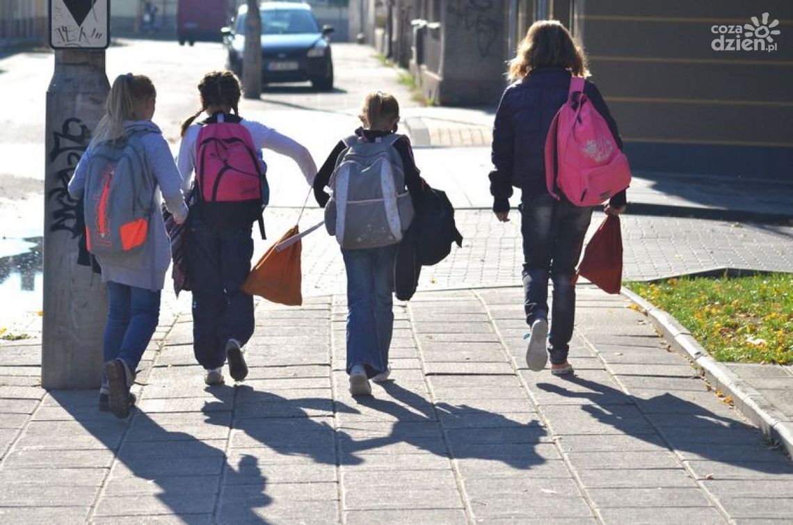 Maluchy chodzą do szkoły na dwie i trzy zmiany Maluchy chodzą do szkoły na dwie i trzy zmiany