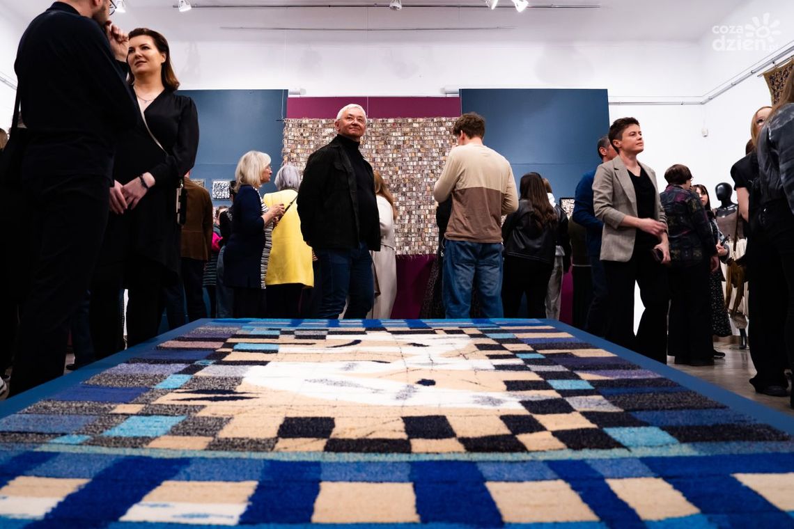 Małymi i dużymi krokami - 35 lat z wątkiem i osnową