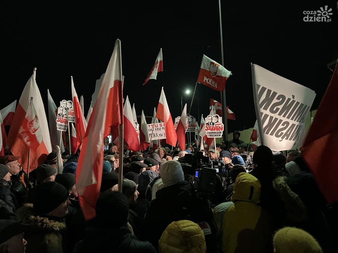 Mariusz Kamiński ułaskawiony. Tłumy pod radomskim aresztem Mariusz Kamiński ułaskawiony. Tłumy pod radomskim aresztem