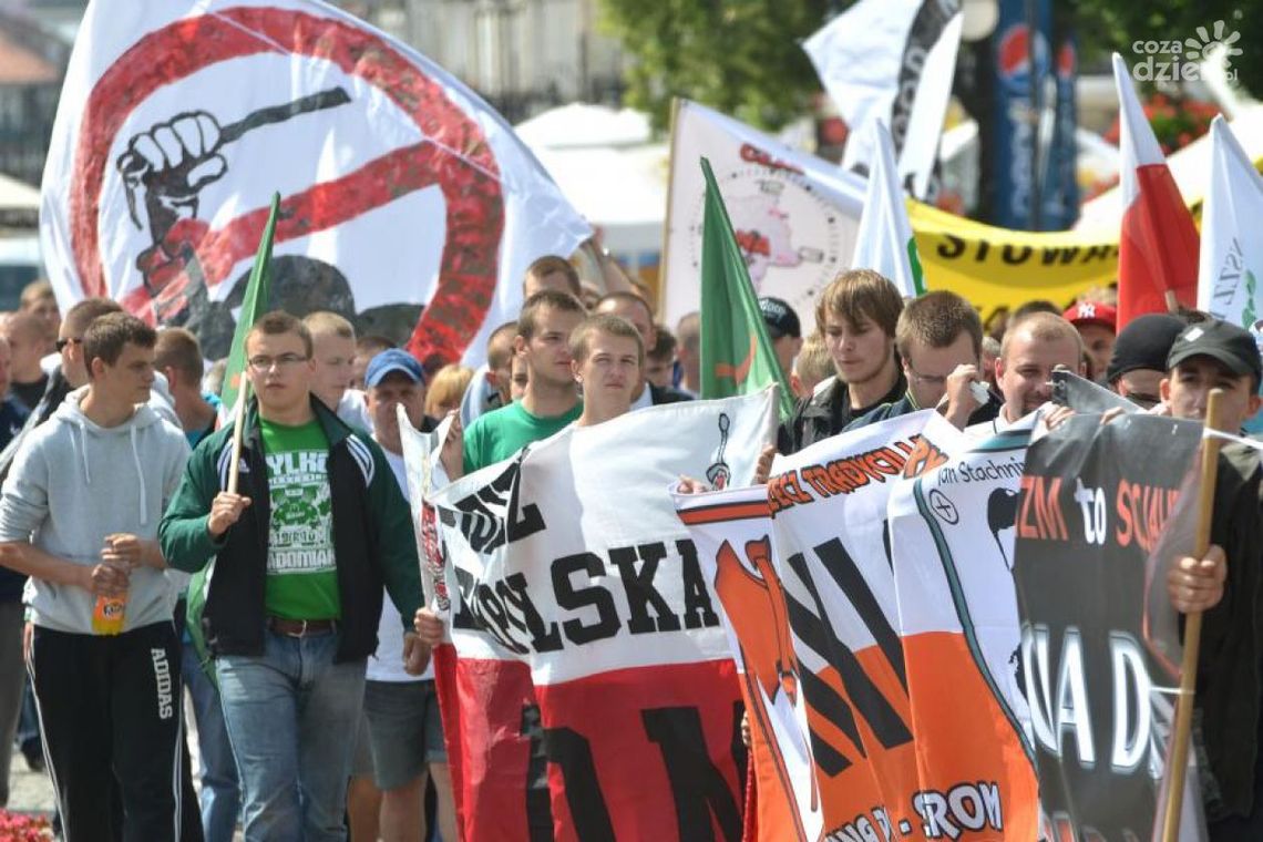 Marsz narodowców: "Donald, matole twój rząd obalą kibole!"