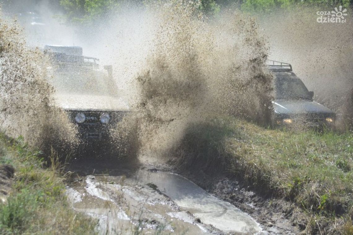 Masa kurzu, błota i warkot silników...