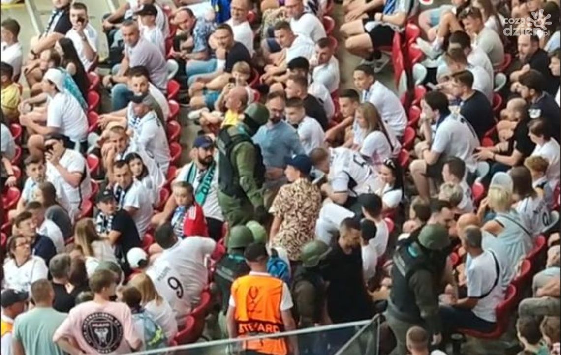Mateusz Tyczyński wyprowadzony ze stadionu. Suski: Domagam się wyciągnięcia konsekwencji