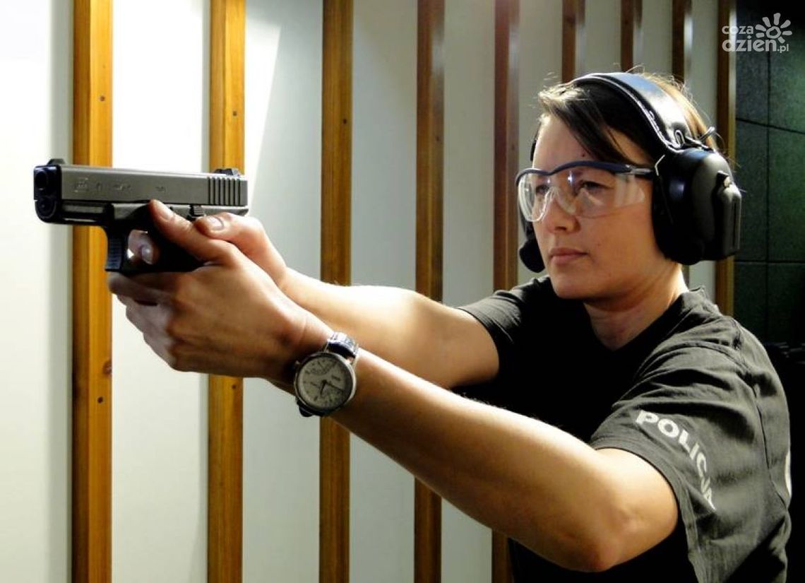 Mazowieccy policjanci testują strzelnicę na kółkach Mazowieccy policjanci testują strzelnicę na kółkach