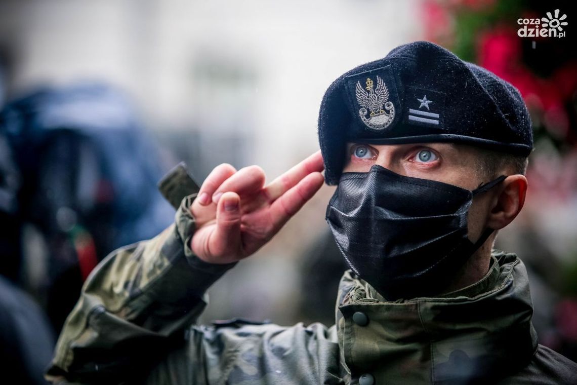 Mazowieccy "terytorialsi" ze sztandarem