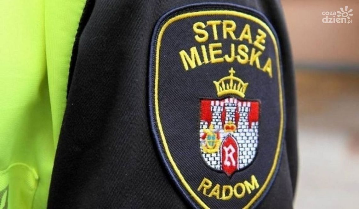 Mężczyzna leżał w kałuży na pl. Konstytucji 3 Maja
