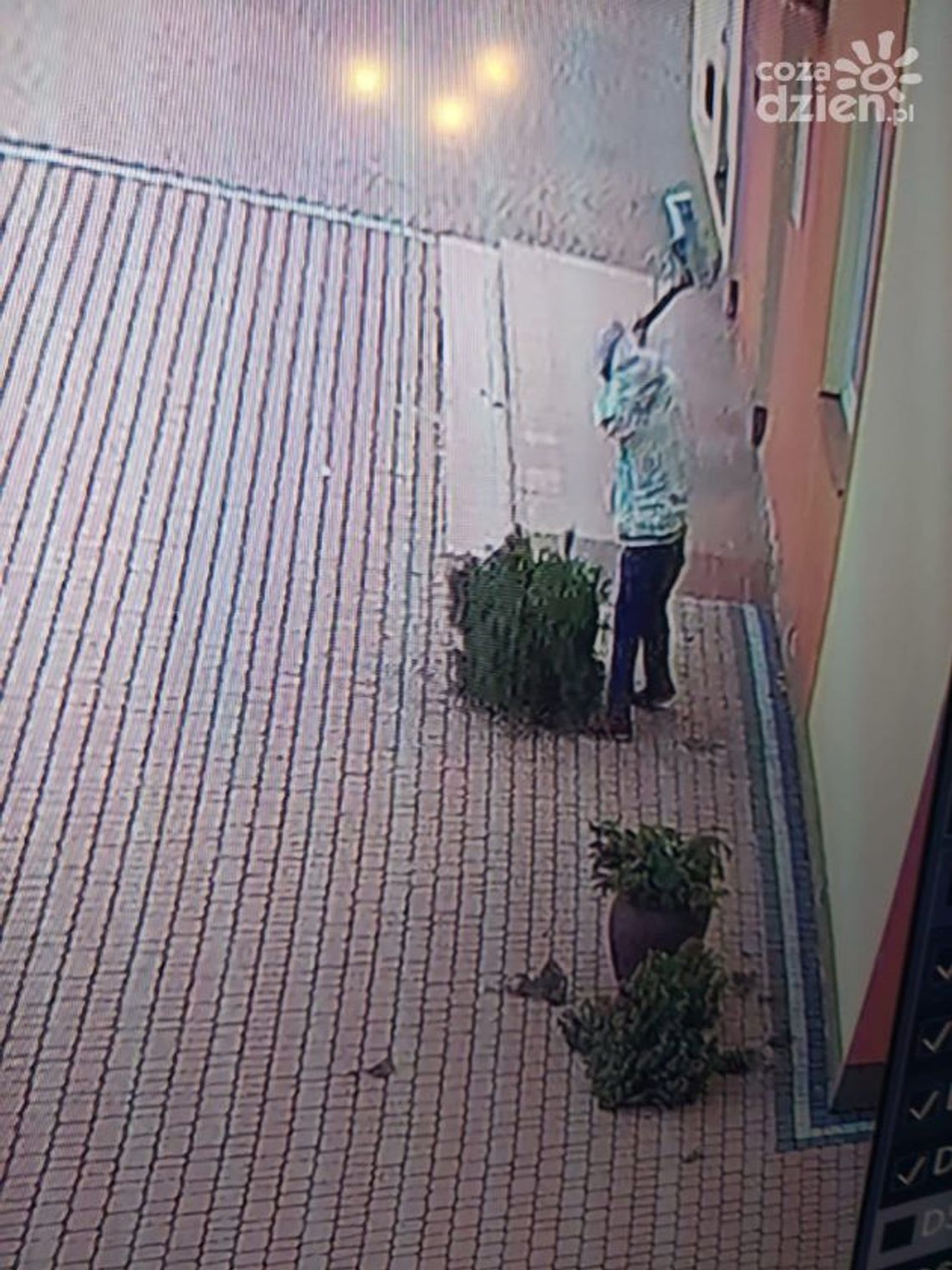 Mężczyzna z siekierą grasował przy parafii