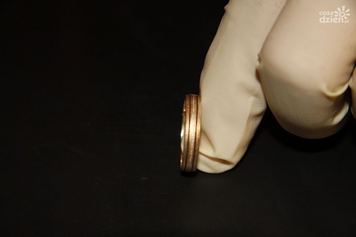 Mężczyzna zginął na torach - policja prosi o pomoc Mężczyzna zginął na torach - policja prosi o pomoc