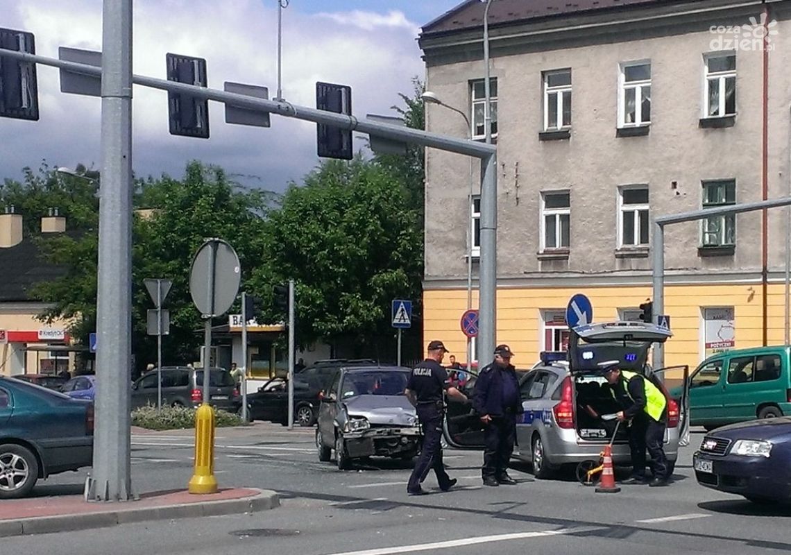 Miał pecha. Zderzył się z radiowozem (aktualizacja) Miał pecha. Zderzył się z radiowozem (aktualizacja)