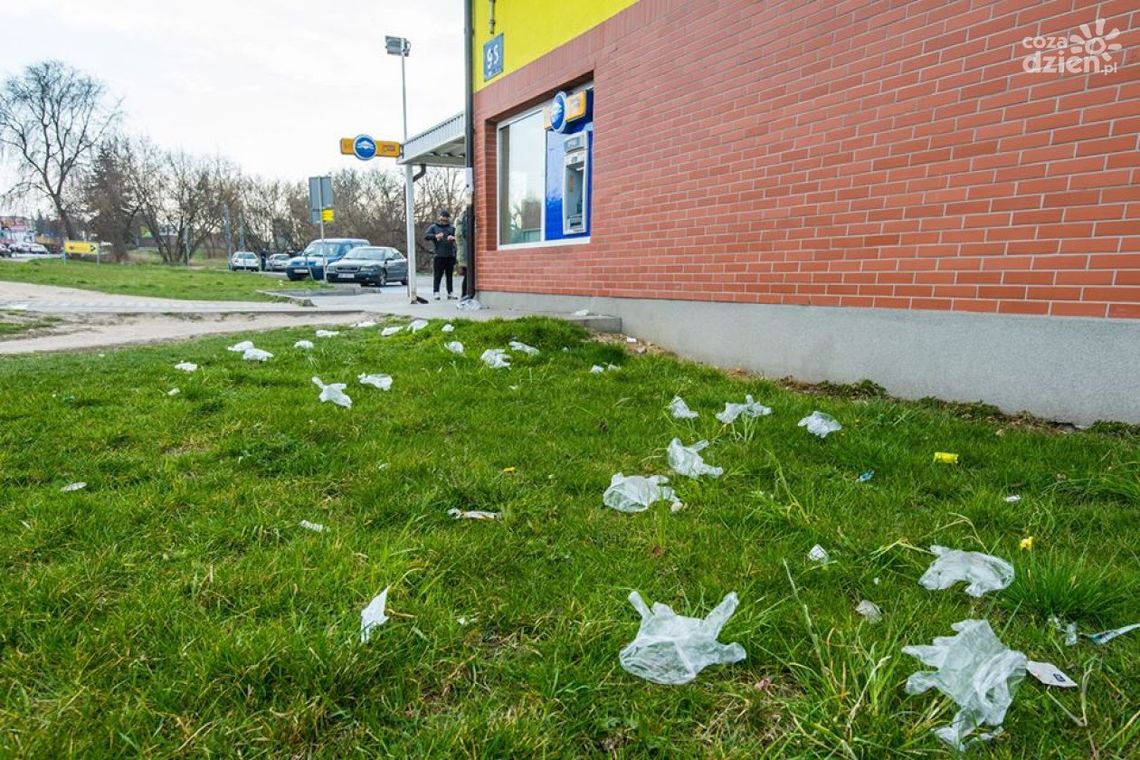 Miasto zasypały rękawiczki