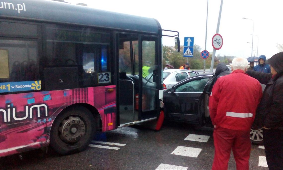 Michałów. Zderzenie autobusu z osobówką
