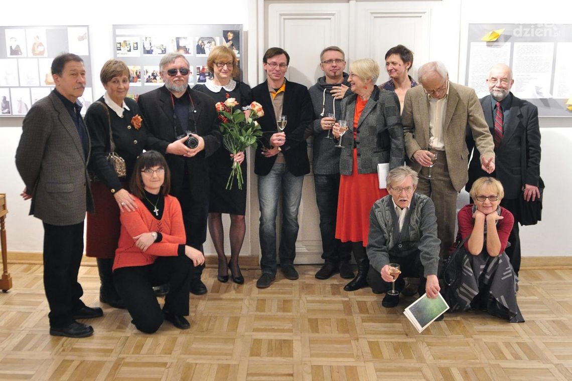 Miesięcznik trzymany pazurami