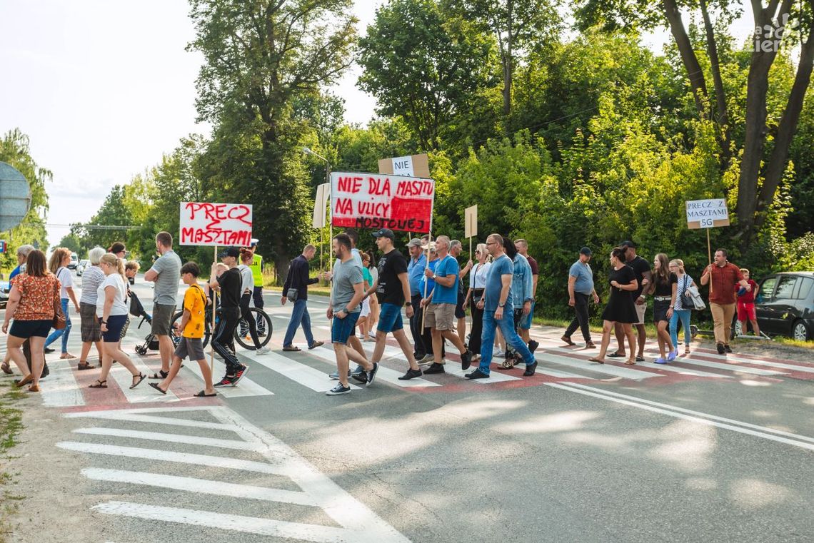 Mieszkańcy blokowali siódemkę. To protest przeciwko masztom Mieszkańcy blokowali siódemkę. To protest przeciwko masztom