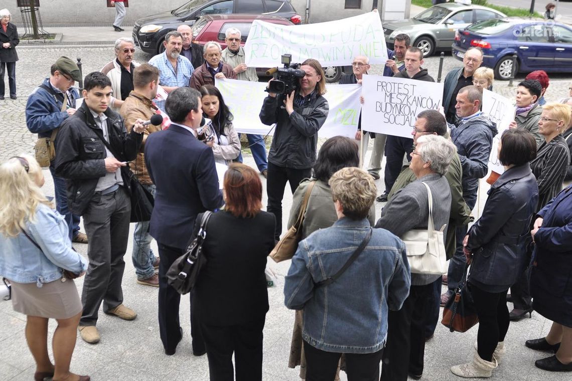 Mieszkańcy bloku przy Mieszka I 15 protestowali pod USC!