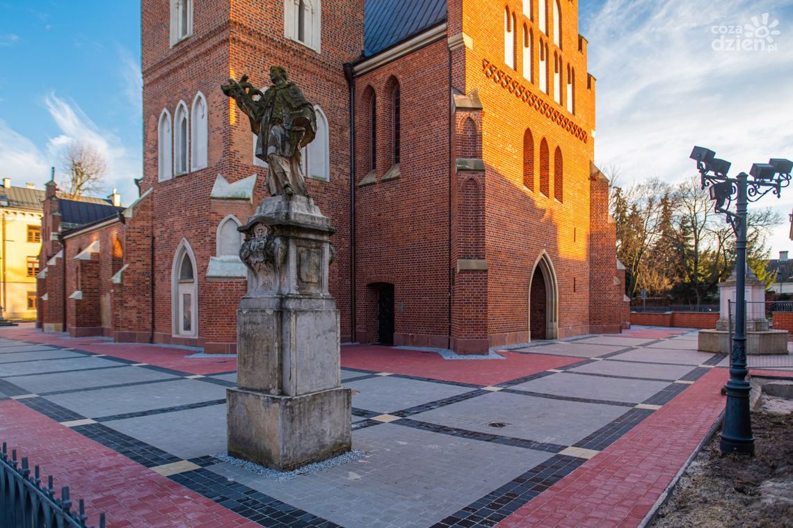 Mieszkańcy krytycznie o nowej nawierzchni wokół fary Mieszkańcy krytycznie o nowej nawierzchni wokół fary