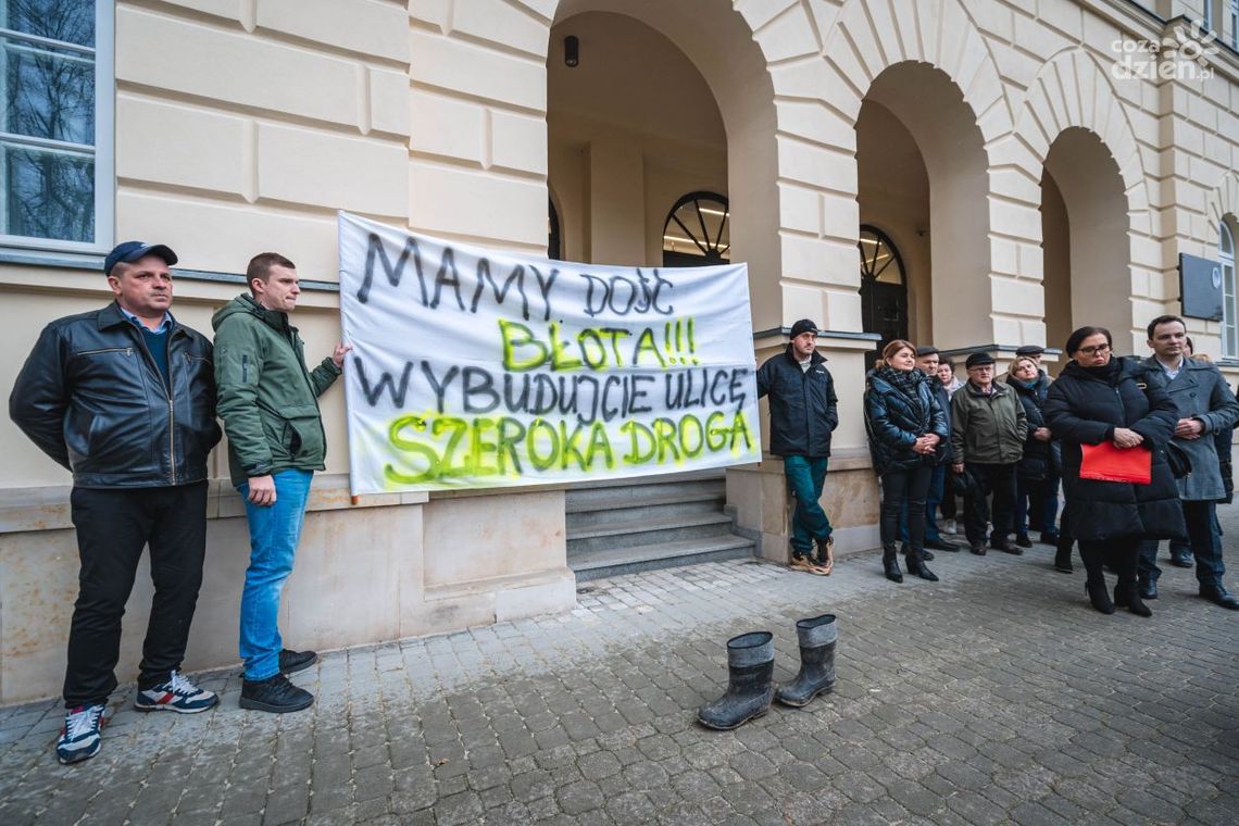 Mieszkańcy na sesji. Domagali się utwardzenia ulic Mieszkańcy na sesji. Domagali się utwardzenia ulic