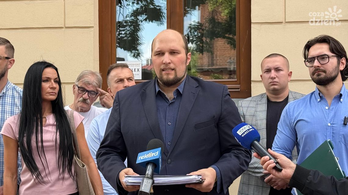 Mieszkańcy przeciwko poszerzeniu strefy płatnego parkowania. Zebrano ponad 2 tys. podpisów Mieszkańcy przeciwko poszerzeniu strefy płatnego parkowania. Zebrano ponad 2 tys. podpisów