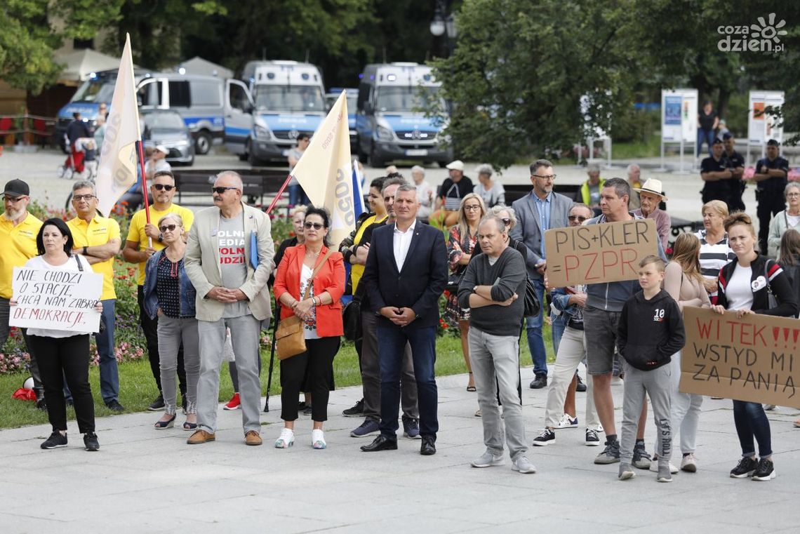 Mieszkańcy Radomia protestowali przeciwko ustawie „lex TVN”. - To kolejny etap niszczenia państwa - tłumaczyli uczestnicy Mieszkańcy Radomia protestowali przeciwko ustawie „lex TVN”. - To kolejny etap niszczenia państwa - tłumaczyli uczestnicy