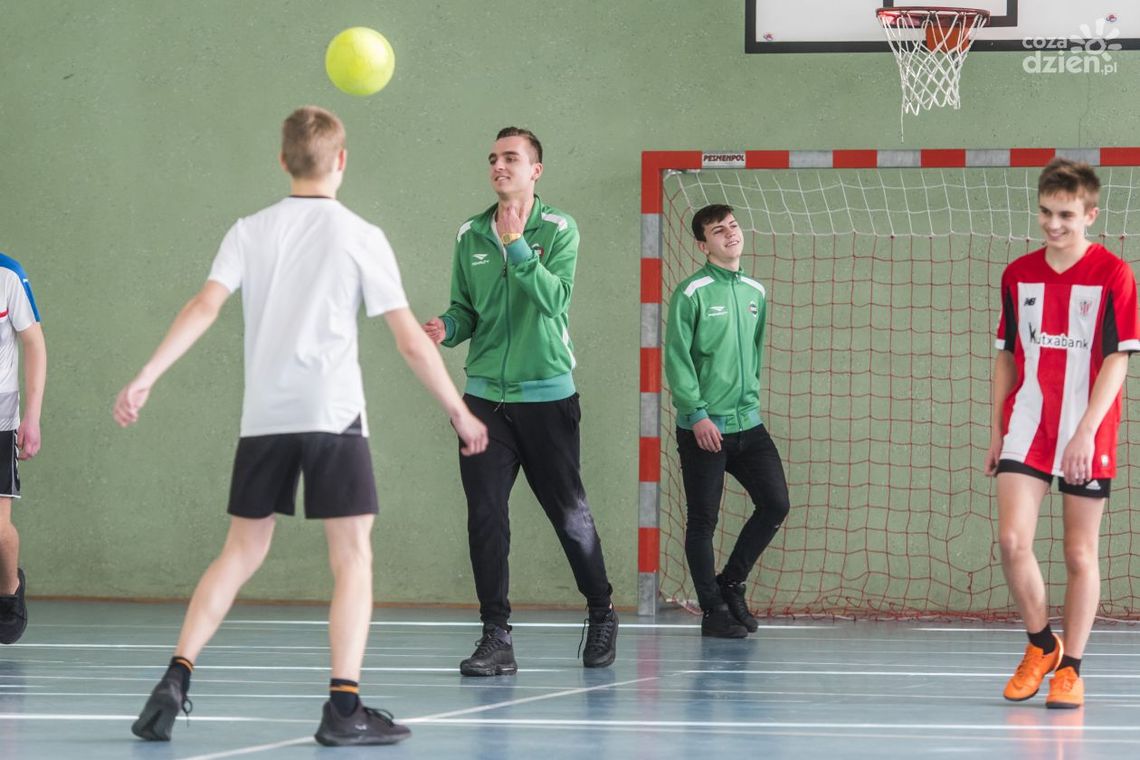 Mikołajki z Radomiakiem w PSP 14. Były upominki, konkursy i mecz pokazowy