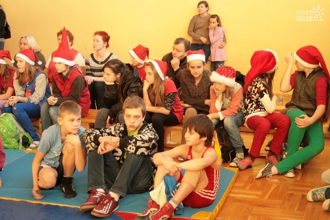 Mikołajkowe zapasy w PSP 25