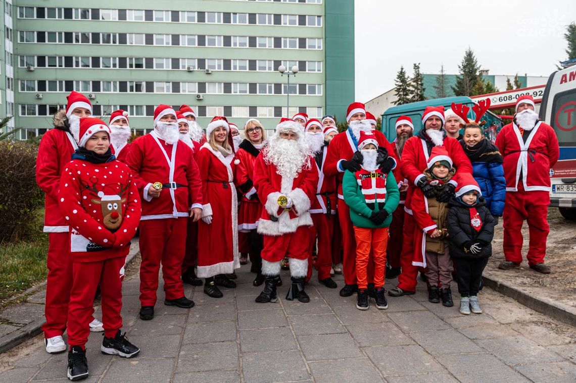 Mikołajowie z wizytą w szpitalach