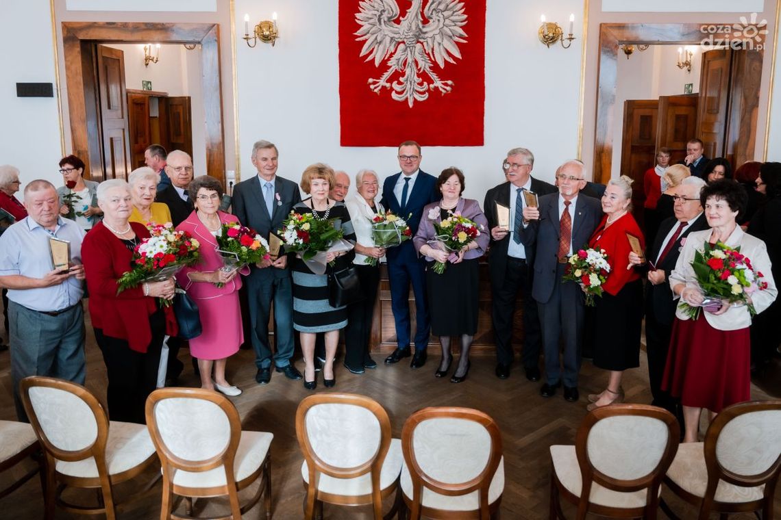 Miłość nigdy nie ustaje Miłość nigdy nie ustaje