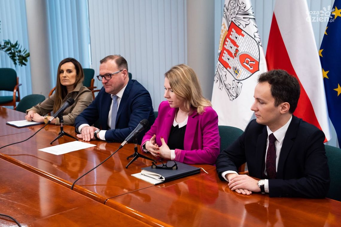 Minister z wizytą w Radomiu. Rozmawiano o środkach unijnych na inwestycje Minister z wizytą w Radomiu. Rozmawiano o środkach unijnych na inwestycje