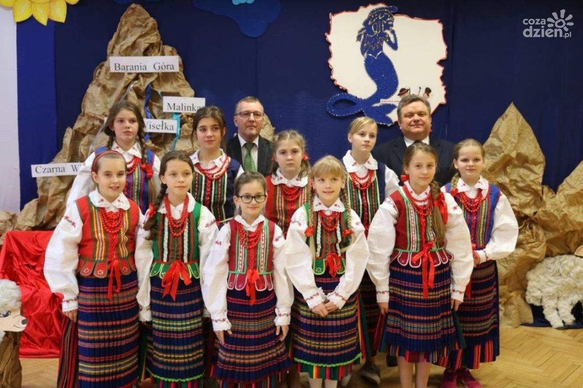 Mirów. Stroje ludowe dla zespołu „Radosne Nutki”