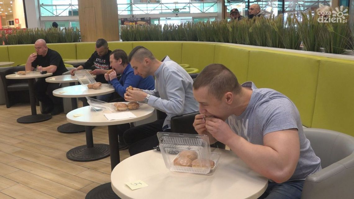 Mistrzostwa w jedzeniu pączków na czas za nami. Kto wygrał?