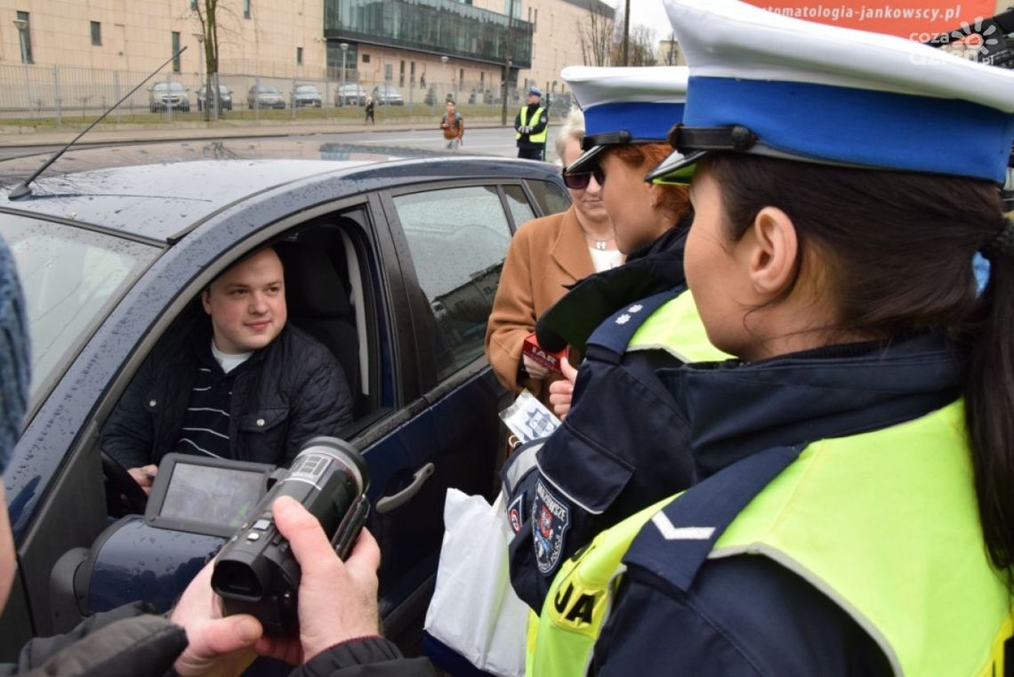 Mistrzyni kierownicy i policjantki na patrolu Mistrzyni kierownicy i policjantki na patrolu