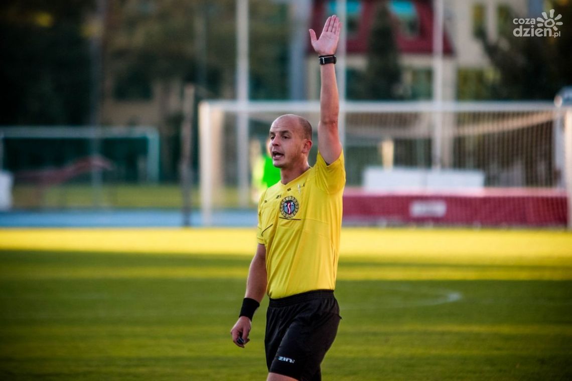 Młody arbiter poprowadzi mecz Broni