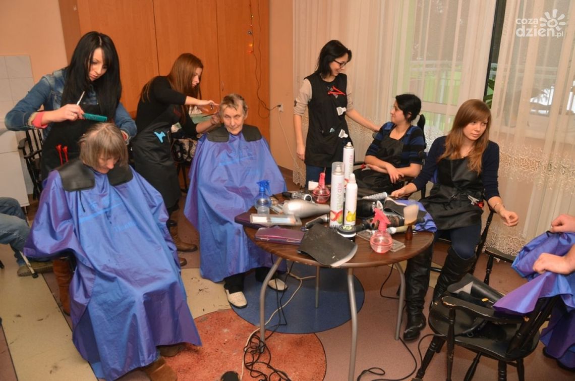 Młodzi fryzjerzy z ZDZ dla seniorów z DPS