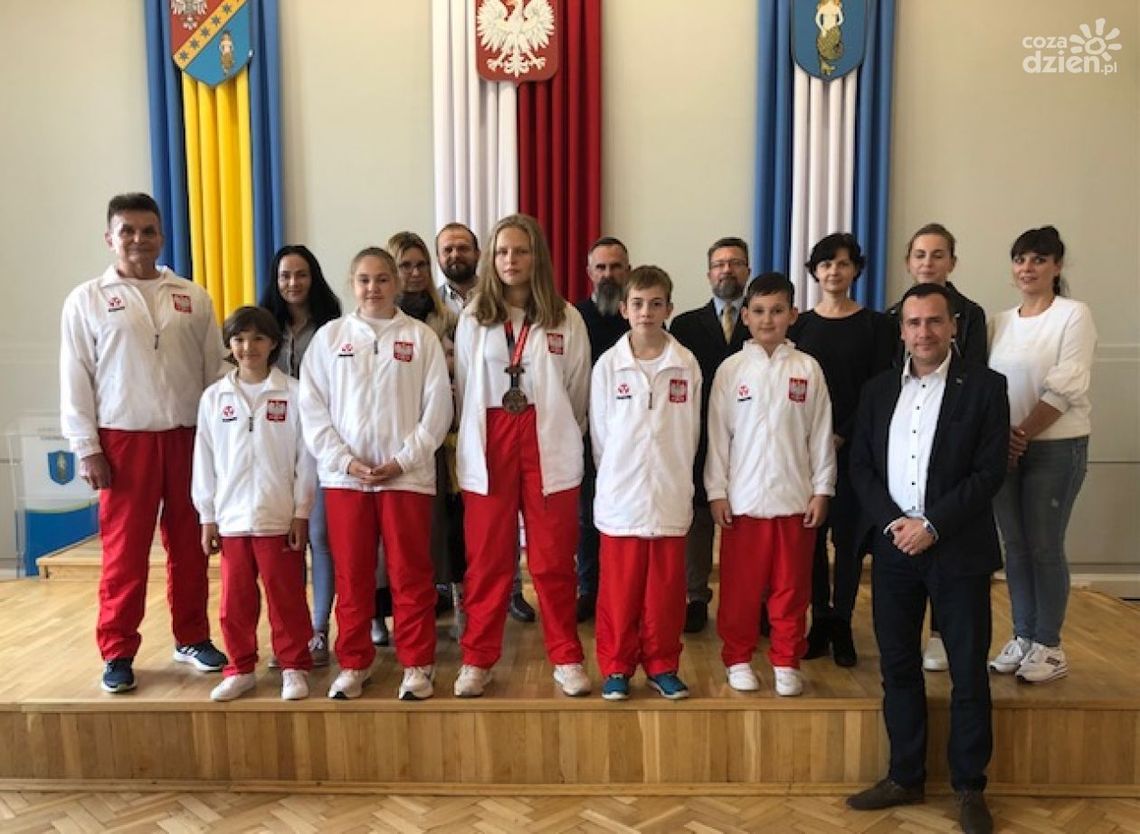Młodzi sportowcy z Białobrzegów odwiedzili burmistrza. Ostatnio wystąpili na MŚ karate