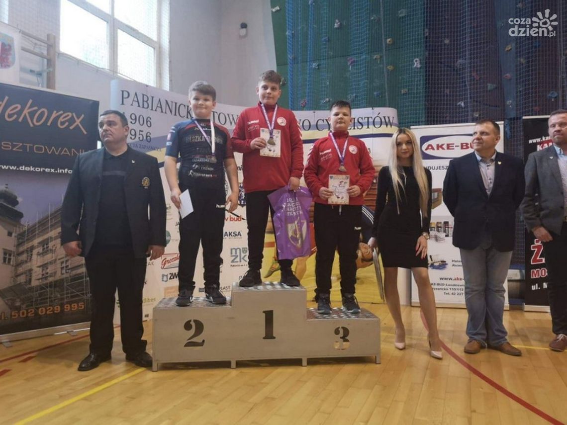 Młodzi zapaśnicy z workiem medali