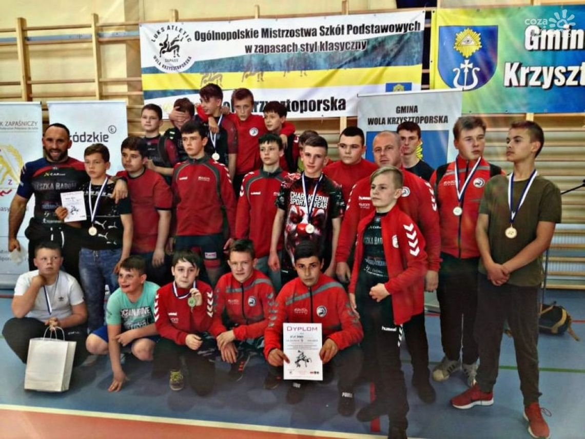 Młodzi zapaśnicy z workiem medali Młodzi zapaśnicy z workiem medali