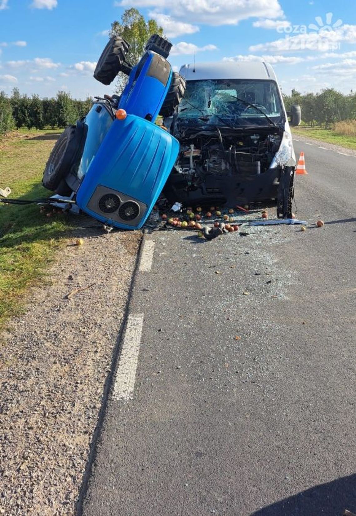 Mniszew. Bus zderzył się z traktorem 
