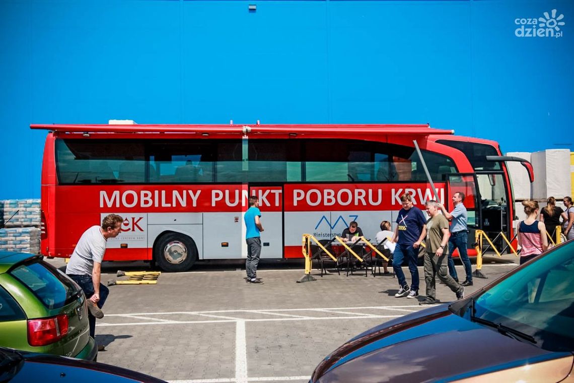 Mobilny punkt poboru krwi pod Castoramą