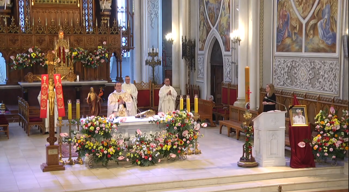 Modlitwa „Regina Caeli” w radomskiej katedrze – hołd dla zmarłego papieża Franciszka [wideo]
