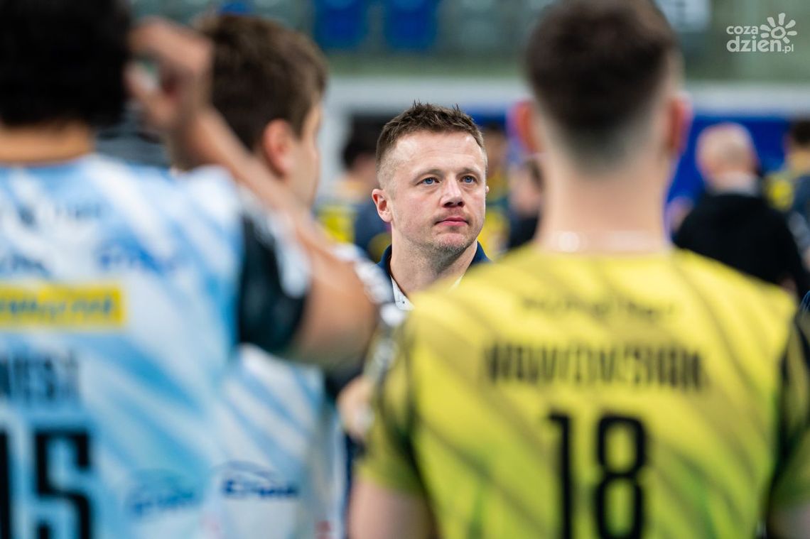 "Mogę się okazać tym gościem, który spuści tę drużynę do pierwszej ligi. Stres jest przeogromny" - mówi Paweł Woicki, trener Czarnych "Mogę się okazać tym gościem, który spuści tę drużynę do pierwszej ligi. Stres jest przeogromny" - mówi Paweł Woicki, trener Czarnych