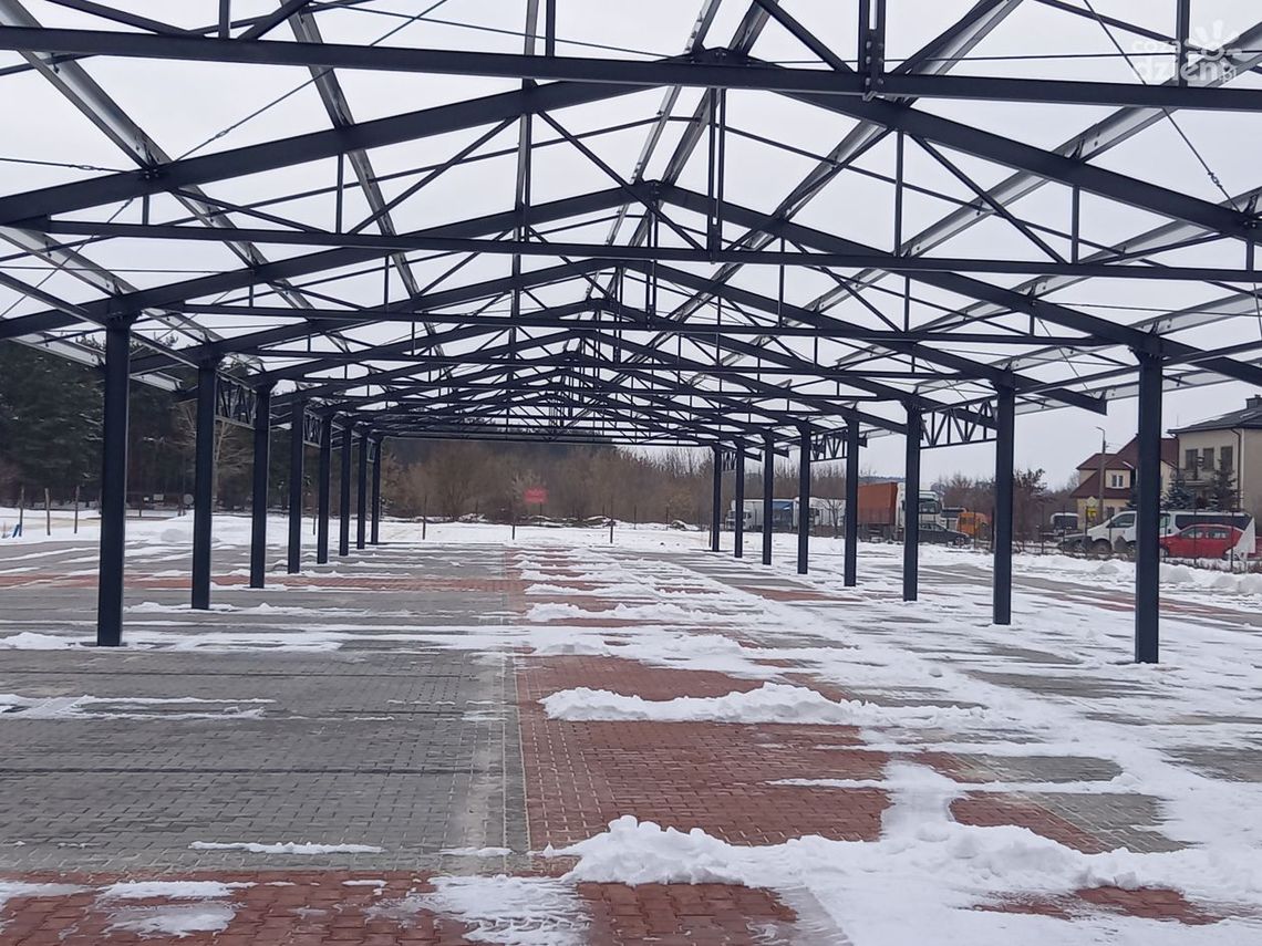 Montaż wiat na białobrzeskim targowisku 