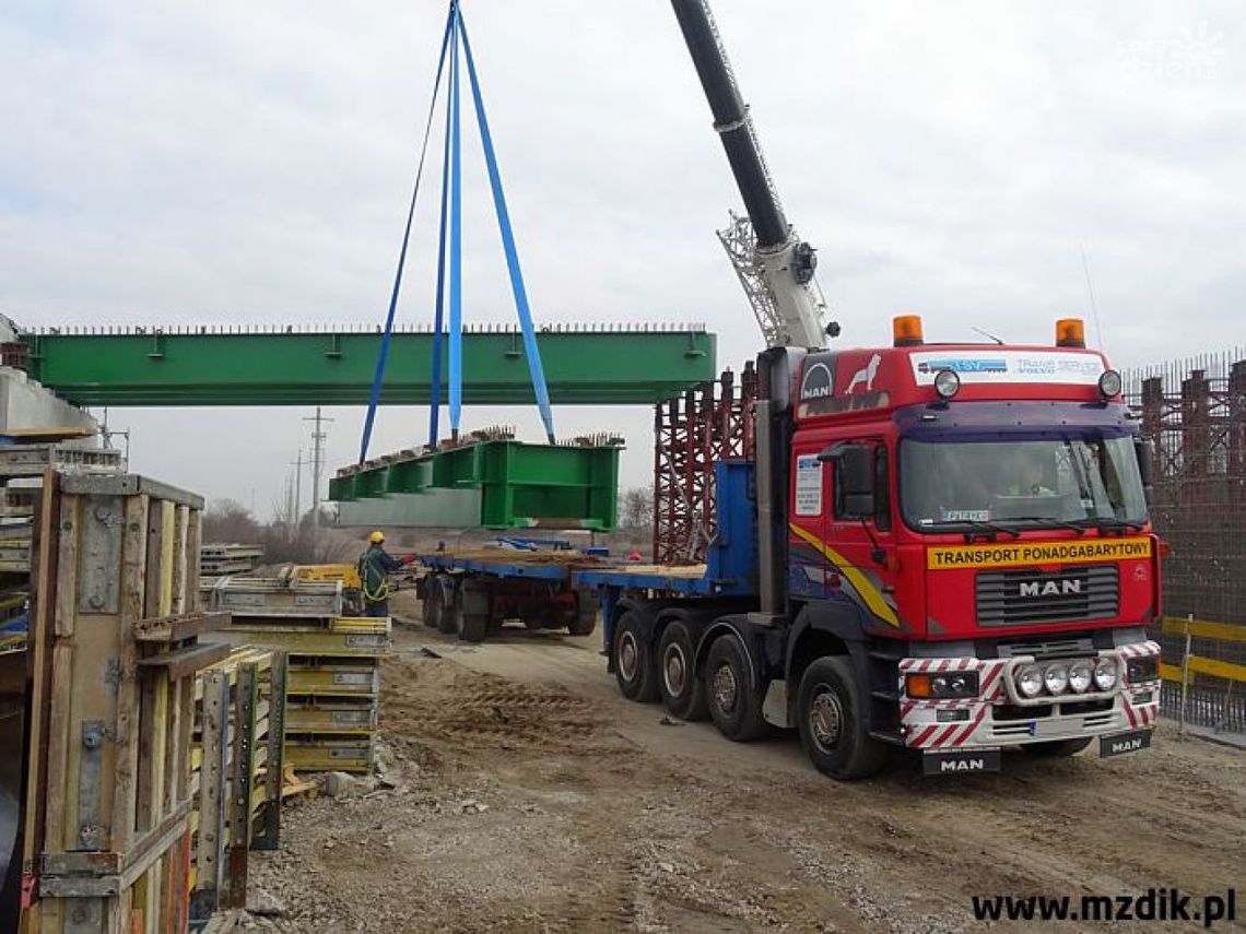 Montują belki wiaduktu na Wojska Polskiego