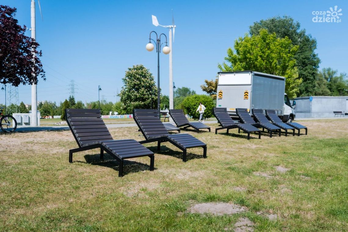 Montują leżaki nad zalewem na Borkach
