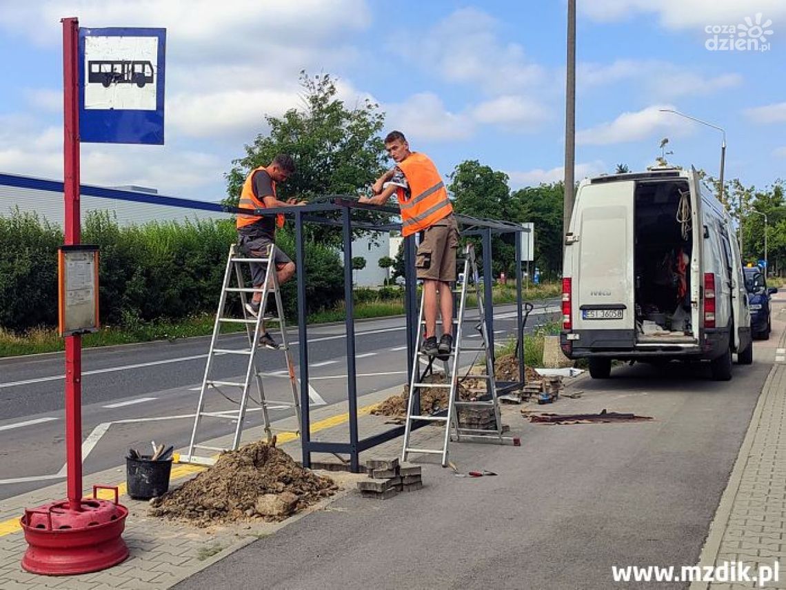 Montują nowe wiaty przystankowe. Wnioskowali o nie radomianie Montują nowe wiaty przystankowe. Wnioskowali o nie radomianie