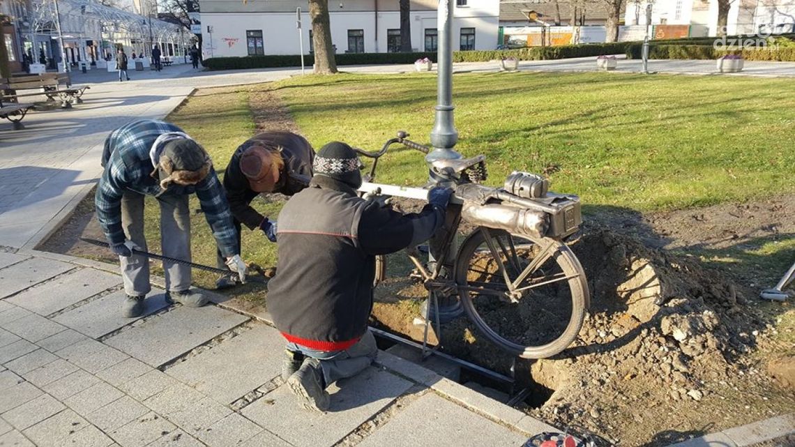 Montują ostatnie rzeźby - symbole