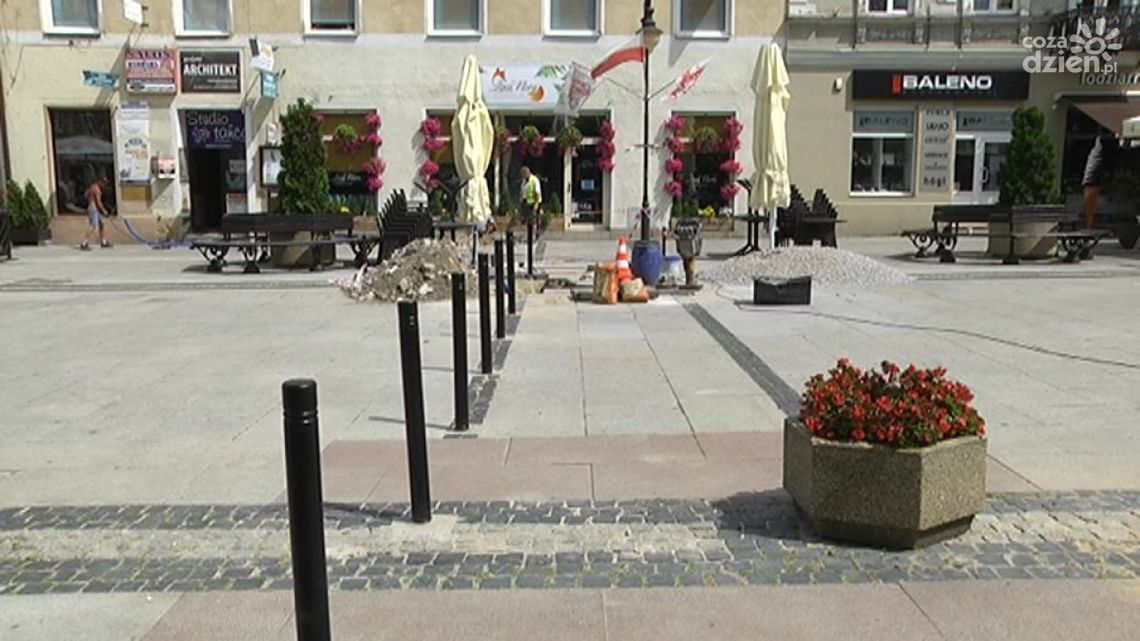 Montują słupki na Placu Konstytucji 3 Maja