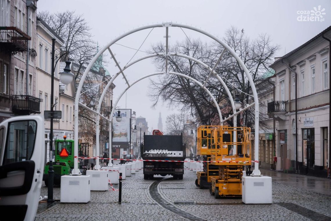 Montują świąteczną iluminację na Żeromskiego