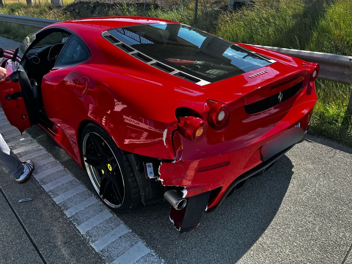 Motocykl zderzył się z... ferrari
