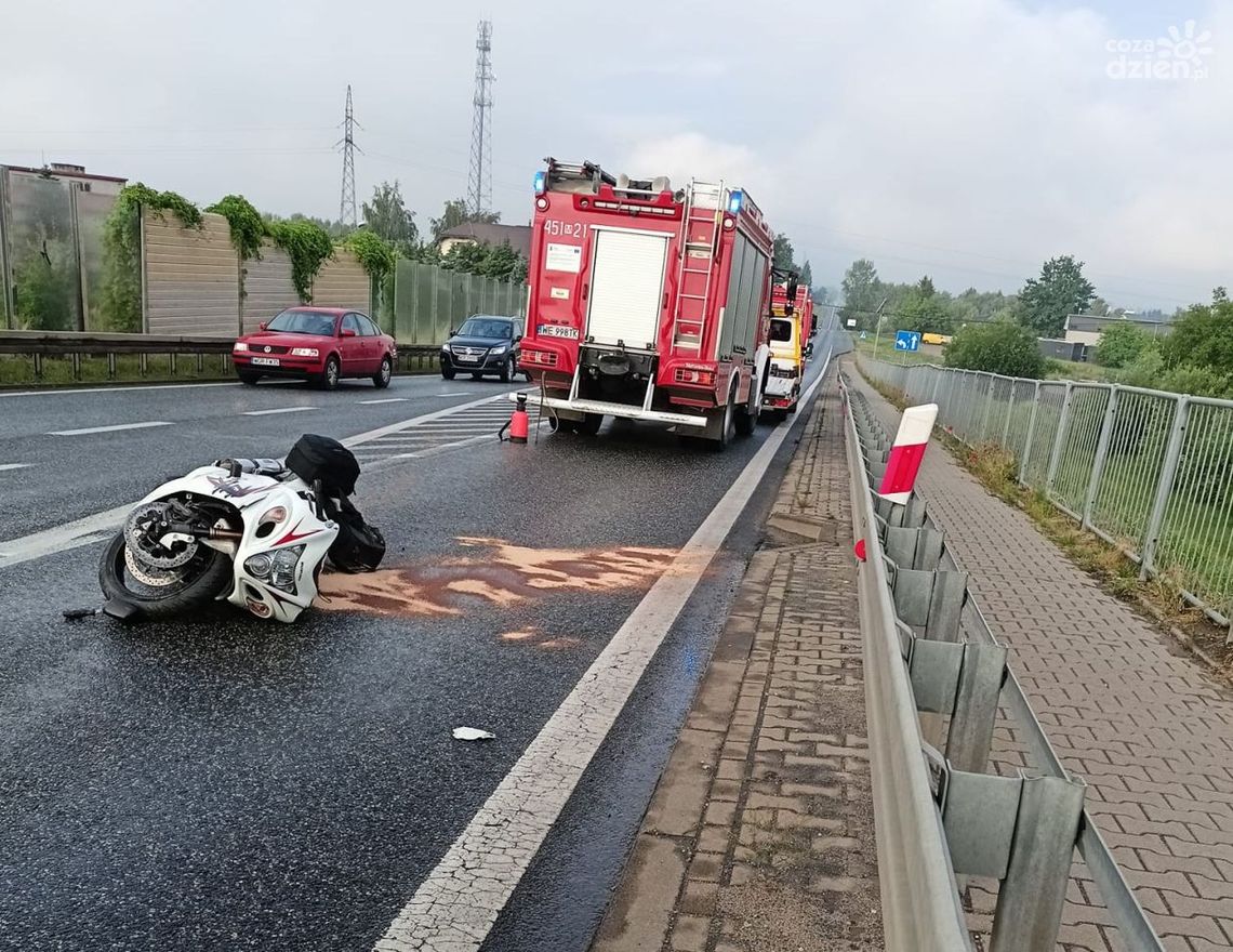 Motocyklista uderzył w barierę na wiadukcie. 47-latek trafił do szpitala
