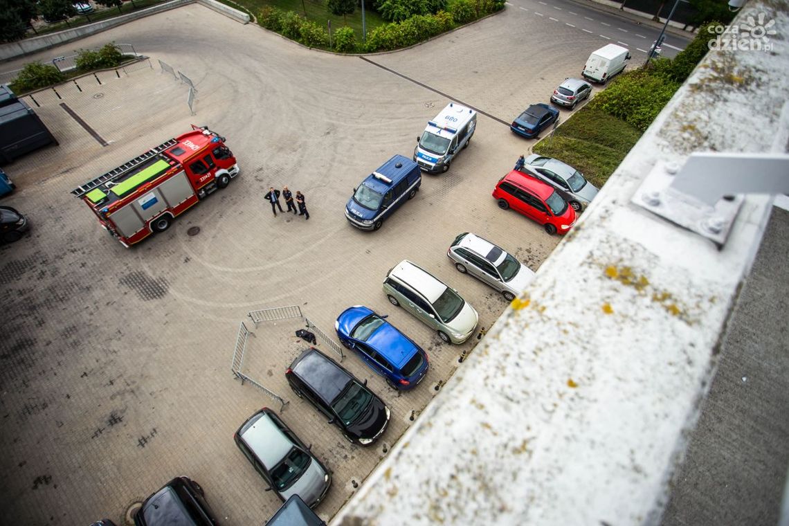 Motocyklista wypadł z ostatniej kondygnacji parkingu