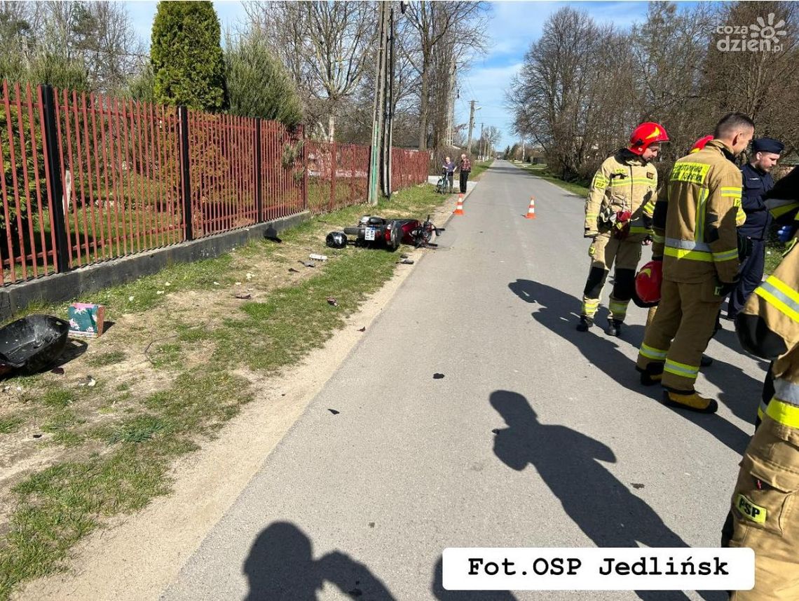 Motorower zderzył się z autem. Jedna osoba trafiła do szpitala