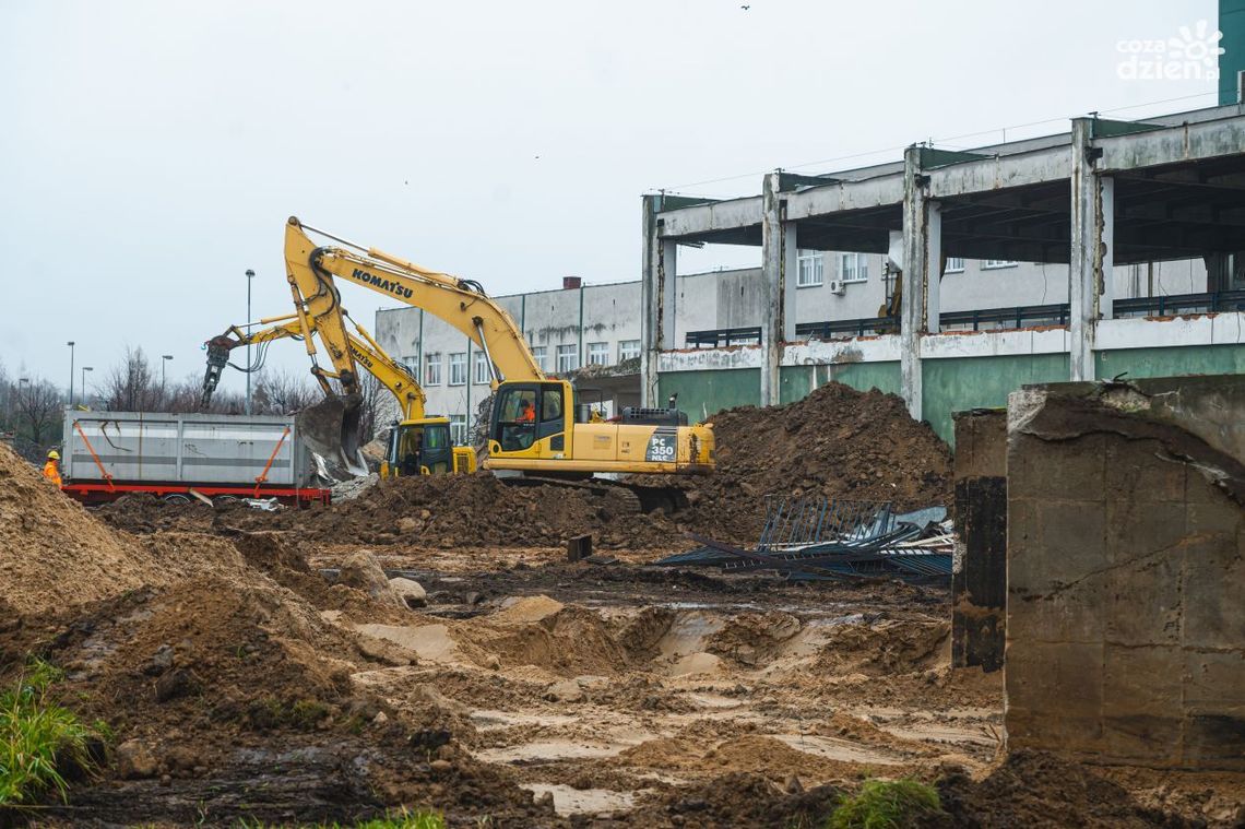 MSS: Trwa wyburzanie podjazdu dla karetek [wideo]